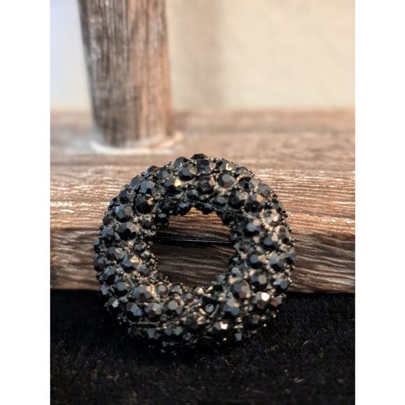 Vintage Art Deco Black Rhinestone Black Metal Wreath Brooch - Picture 5 of 5